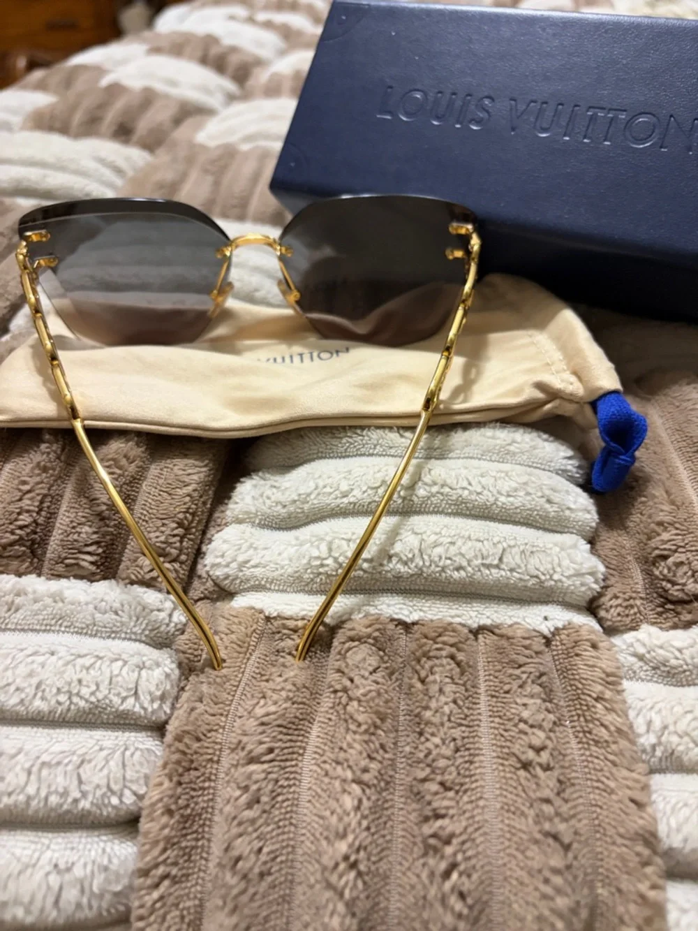 Louis Vuitton Women's Gold Chain Detail Sunglasses with Brown Gradient Lenses - Picture 5 of 6